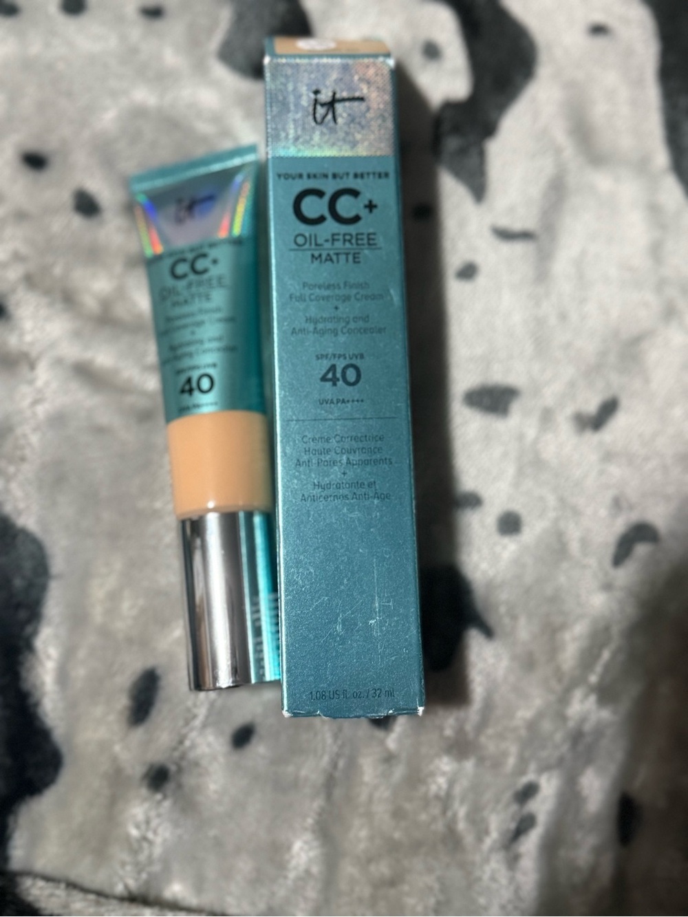 it cosmetics CC+ Oil-Free Matte Cream Concealer – Light Beige